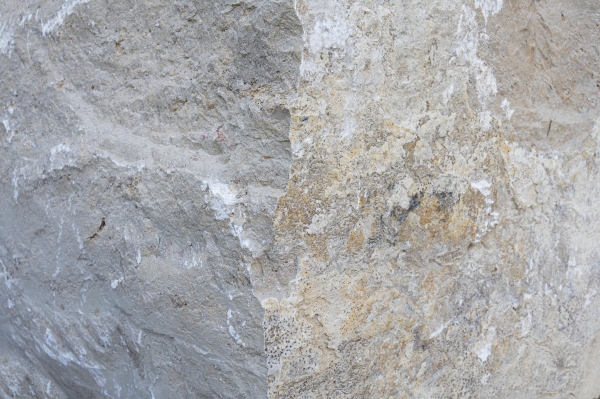 Quader Jura (beige), gesp./abgebohrt ~ 60 x 60-65 x 60-160 cm, auf Palette