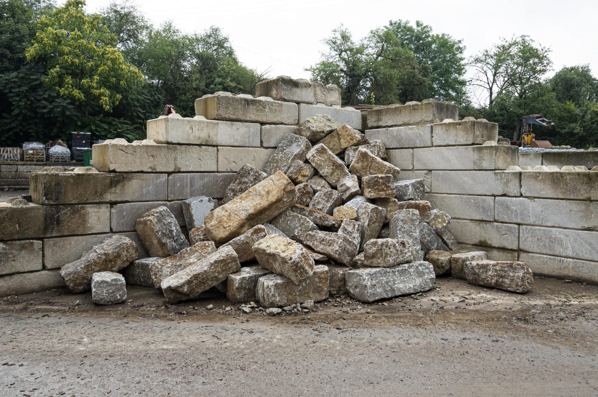 Quader Muschelkalk (grau-ocker) ~ 30 x 30-30 x 70-120 cm, lose Quader Muschelkalk (grau-ocker) ~ 30 x 30-30 x 70-120 cm, lose