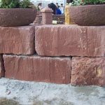 Quader Sandstein (odenwaldrot) ~ 40 x 40 x 80-100 cm, Lager ges., a.Pal.