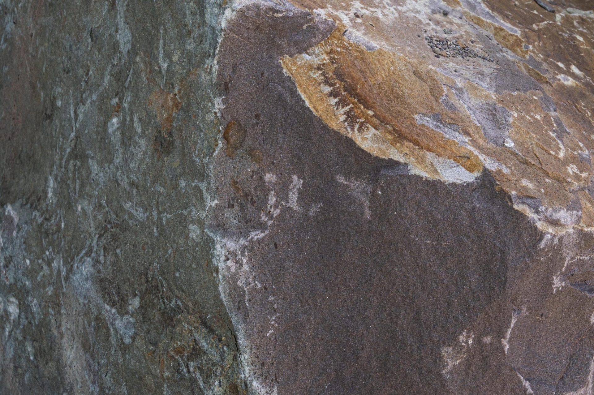 Quader Sandstein (weserrot) ~ 50 x 50 x 50-70 cm, alls. gespalten, a.Pal.