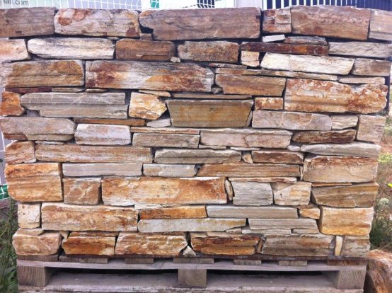 Quarzit Mauersteine (gelb-bunt) 5-20 x 20-35 x 15-60 cm, gespalten, a. Pal.