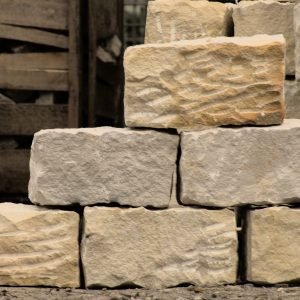 Sandstein Mauersteine (gelb-weiß) Gesägt 20 x 20 x 40 cm, auf Palette à 40 St.
