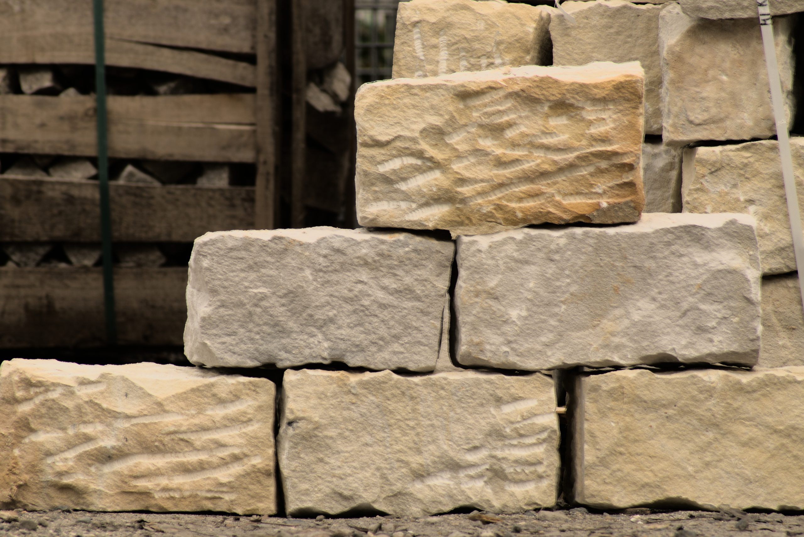 Sandstein Mauersteine (gelb-weiß) Gesägt 20 x 20 x 40 cm, auf Palette à 40 St. Sandstein Mauersteine (gelb-weiß) Gesägt 20 x 20 x 40 cm, auf Palette à 40 St.