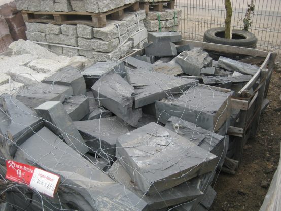 Schiefer Mauersteine (anthrazit) 5-20 x 20-35 x 25-50 cm, ges./gebr.
